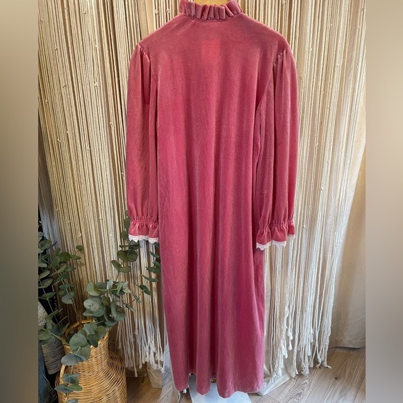 Vintage Gilligan O'Malley Pink Velvet Nightgown Robe with white lace trim - Picture 3 of 7